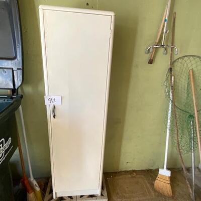 Lot 401 - Vintage Metal Cabinet