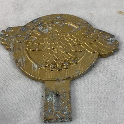 Lot# 17 s VINTAGE - Eagle License Plate Tag Topper - Veterans Emblem WWII - Ruptured Duck