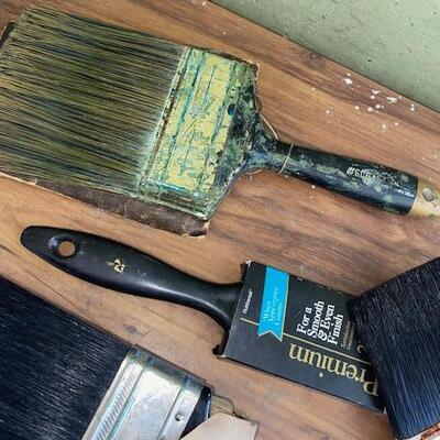 Lot 424 - paint brushes