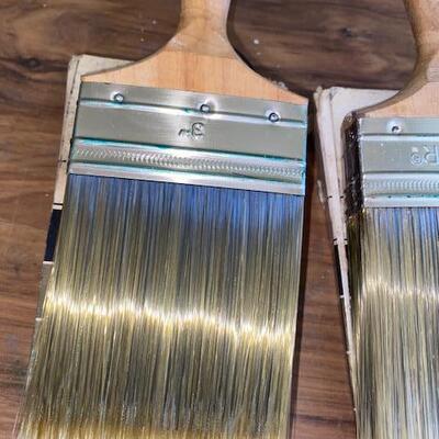 Lot 425- Paint brushes