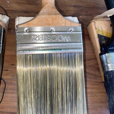 Lot 425- Paint brushes