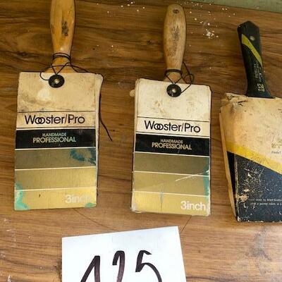 Lot 425- Paint brushes