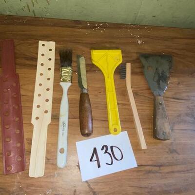 Lot 430 - Painting tools