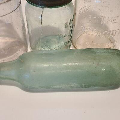 Lot 217: Rare antique Casper Hitchner 1 qt Separator Bottle Salem/ Round Bottom Bottle Green