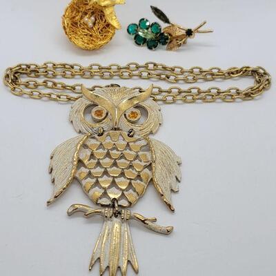 Lot JMO5: Vintage 24" long Owl necklace and two beautiful brooches 