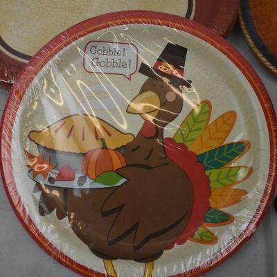 7+ pc Thanksgiving: 2 plates, 1 trivet, 3 pkgs disposable plates, 1 wall Decor