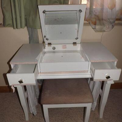 LOT 10 MIRRORED VANITY WITH BENCH