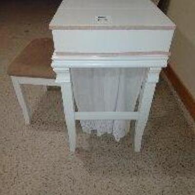 LOT 10 MIRRORED VANITY WITH BENCH