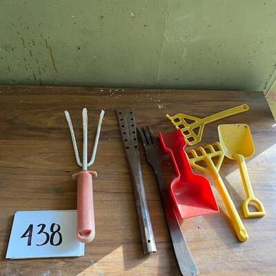 Lot 438 - tools