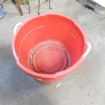 Rubbermaid Roughneck Utility Tub with Rope Handles