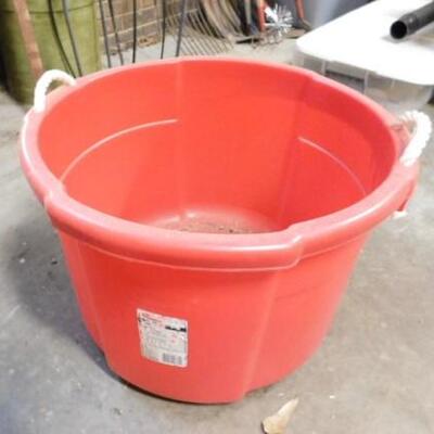 Rubbermaid Roughneck Utility Tub with Rope Handles