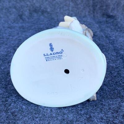 LOT 82  NAO by  LLADRO #5520 WINTER WITH HIS DOG FIGURINE ORIGINAL BOX