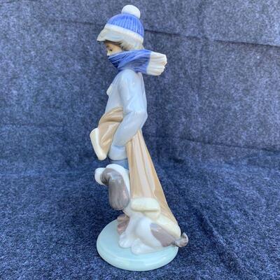 LOT 82  NAO by  LLADRO #5520 WINTER WITH HIS DOG FIGURINE ORIGINAL BOX