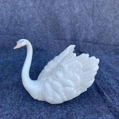 LOT 83  LLADRO SWAN FIGURINE #5231 