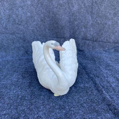 LOT 83  LLADRO SWAN FIGURINE #5231 