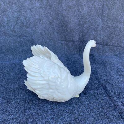 LOT 83  LLADRO SWAN FIGURINE #5231 