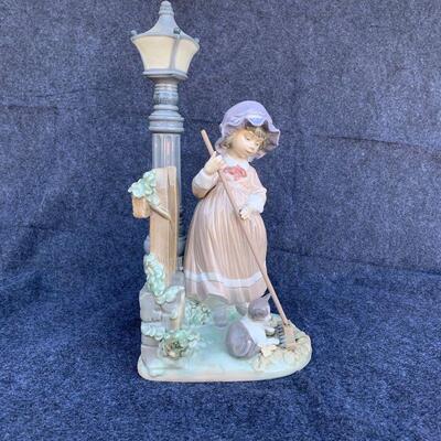LOT 86  LLADRO DAISA FIGURINE #5286 FALL CLEAN UP GIRL WITH BROOM & CAT LAMPOST ORIGINAL BOX