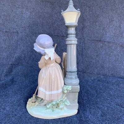 LOT 86  LLADRO DAISA FIGURINE #5286 FALL CLEAN UP GIRL WITH BROOM & CAT LAMPOST ORIGINAL BOX