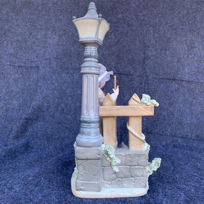 LOT 86  LLADRO DAISA FIGURINE #5286 FALL CLEAN UP GIRL WITH BROOM & CAT LAMPOST ORIGINAL BOX