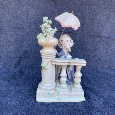 LOT 87  LLADRO DAISA FIGURINE GIRL UMBRELLA APRON DOVE COLUMN URN ORIGINAL BOX
