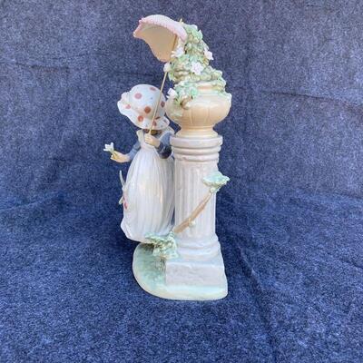 LOT 87  LLADRO DAISA FIGURINE GIRL UMBRELLA APRON DOVE COLUMN URN ORIGINAL BOX