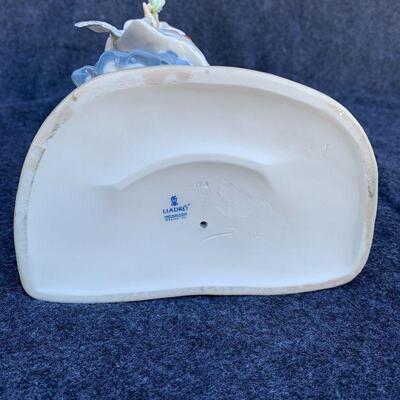 LOT 87  LLADRO DAISA FIGURINE GIRL UMBRELLA APRON DOVE COLUMN URN ORIGINAL BOX