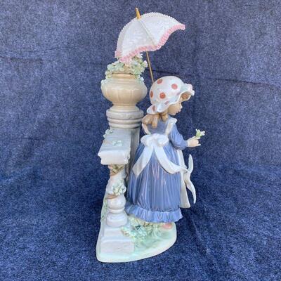 LOT 87  LLADRO DAISA FIGURINE GIRL UMBRELLA APRON DOVE COLUMN URN ORIGINAL BOX