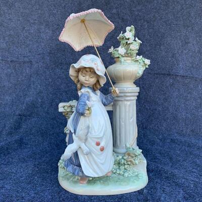 LOT 87  LLADRO DAISA FIGURINE GIRL UMBRELLA APRON DOVE COLUMN URN ORIGINAL BOX