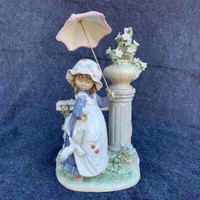 LOT 87  LLADRO DAISA FIGURINE GIRL UMBRELLA APRON DOVE COLUMN URN ORIGINAL BOX