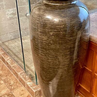 LOT 92  CERAMIC FLOOR VASE URN 