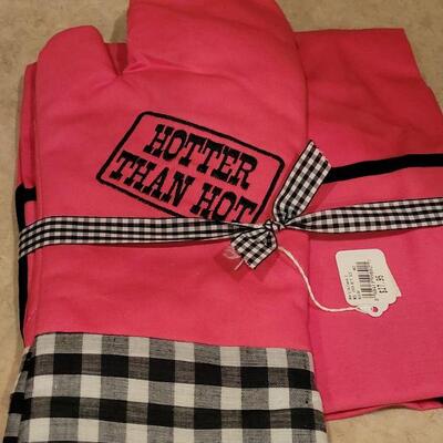 Lot 2: New Queen of the Grill Apron & Mitt (Pink. Back & White)