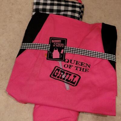 Lot 2: New Queen of the Grill Apron & Mitt (Pink. Back & White)