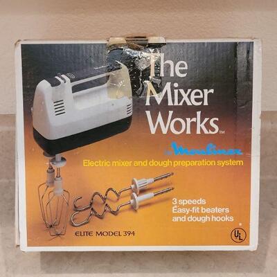 Lot 10: Vintage in Box Moulinex Hand Mixers