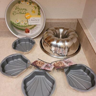 Lot 11: Baking Lot with Bundt Pan, (4) Non-stick Shell Pans & (2) 9