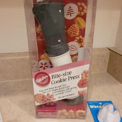Lot 14: New Wilton's Bite Size Cookie Press, Decorating Tips & Cookie Cutters Lot