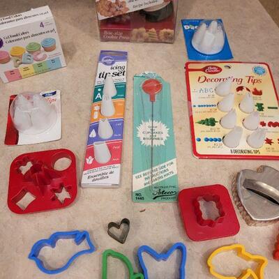 Lot 14: New Wilton's Bite Size Cookie Press, Decorating Tips & Cookie Cutters Lot