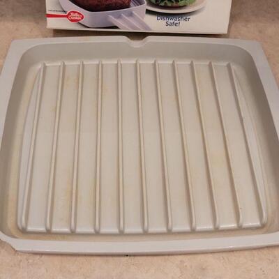 Lot 32: Microwave Bacon Plate and Burger Cooker