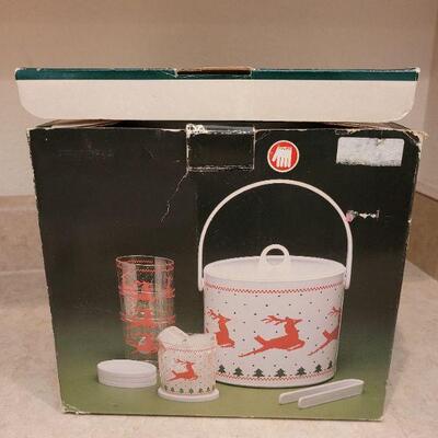 Lot 50: Holiday Ice Bucket Set