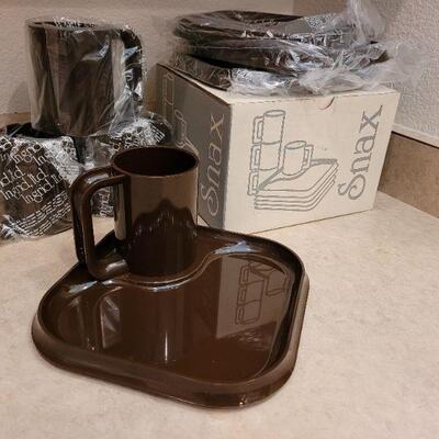 Lot 53: NEW OLD STOCK Snax Plates and Mugs Set