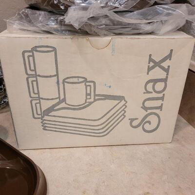 Lot 53: NEW OLD STOCK Snax Plates and Mugs Set