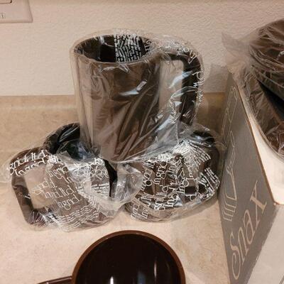 Lot 53: NEW OLD STOCK Snax Plates and Mugs Set