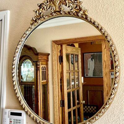 LOT 101  ANTIQUE ROUND MIRROR IN GOLD GUILT GESSO FRAME  