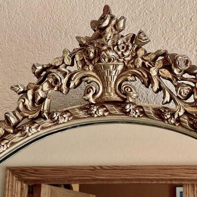 LOT 101  ANTIQUE ROUND MIRROR IN GOLD GUILT GESSO FRAME  