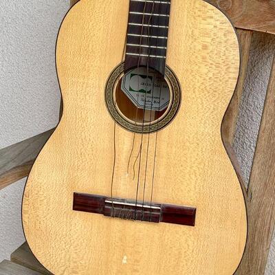 LOT 102  VINTAGE ACOUSTIC GUITAR JESUS DIAZ REYES PARACHO MEXICO