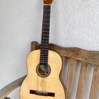 LOT 102  VINTAGE ACOUSTIC GUITAR JESUS DIAZ REYES PARACHO MEXICO