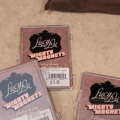 Lot 61: NEW Shopping Bags and Magnets Lot
