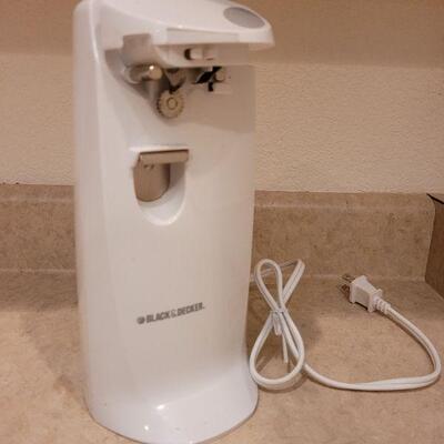 Lot 64: Black & Decker Electric Can Opener 