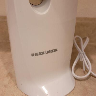 Lot 64: Black & Decker Electric Can Opener 