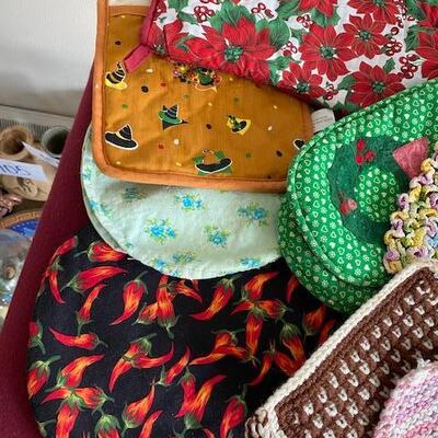 Lot 524 - Vintage Potholders