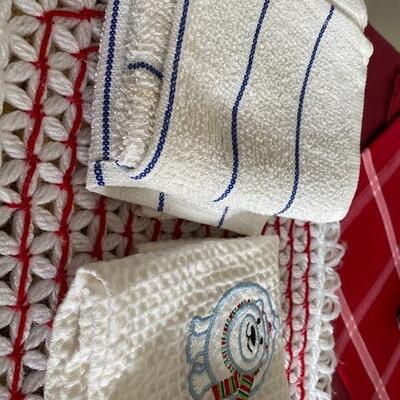 Lot 526 - linens and casserole carrier